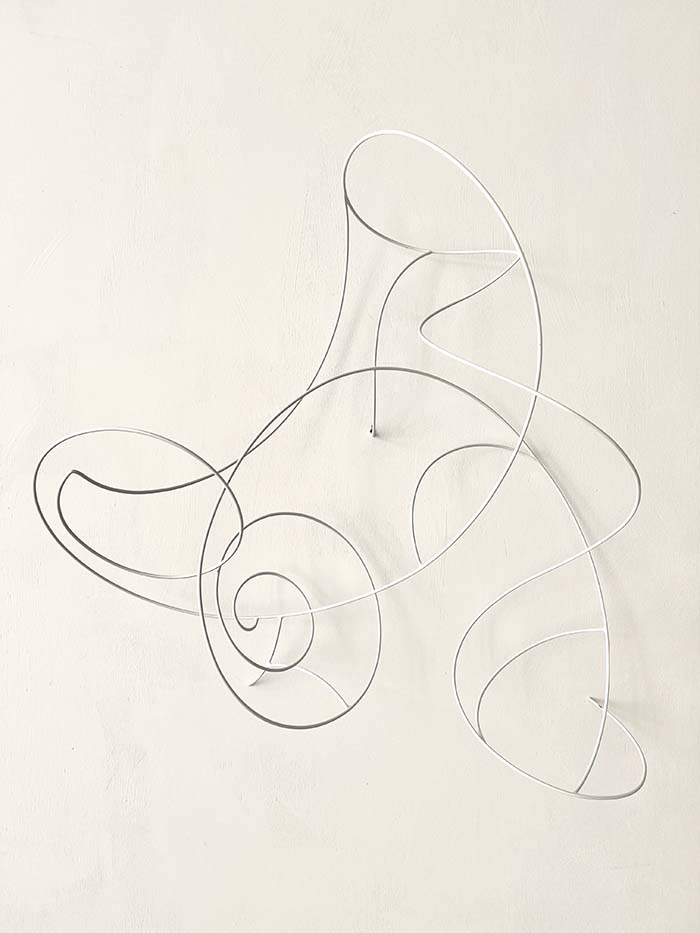 Fluss der durch meinen Schädel zieht - Wandschwurbelei, Draht, lackiert, Höhe 73 cm, 2024