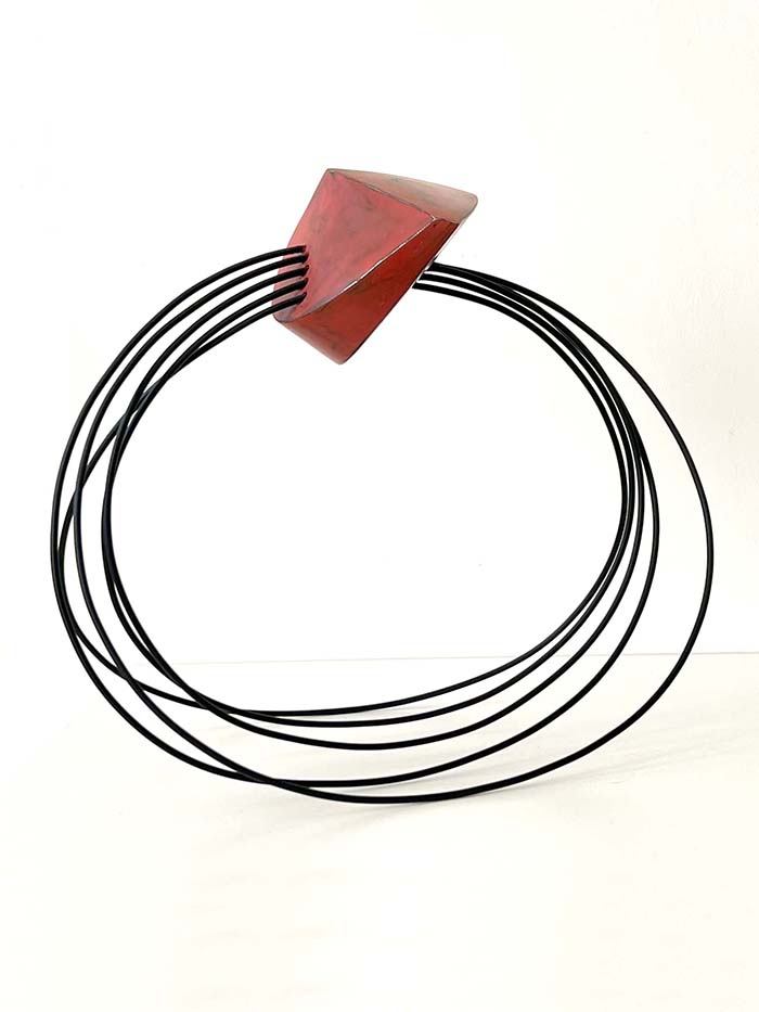 Schmuckstück - (kinetische)Skulptur/Schmuck, Stahl und Draht, lackiert und patiniert, Höhe 32 cm, 2023